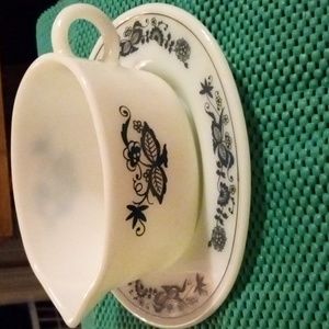 Pyrex gravy boat and tray set